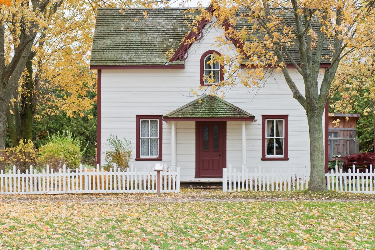 How to Enhance Your Yard with Low Fences