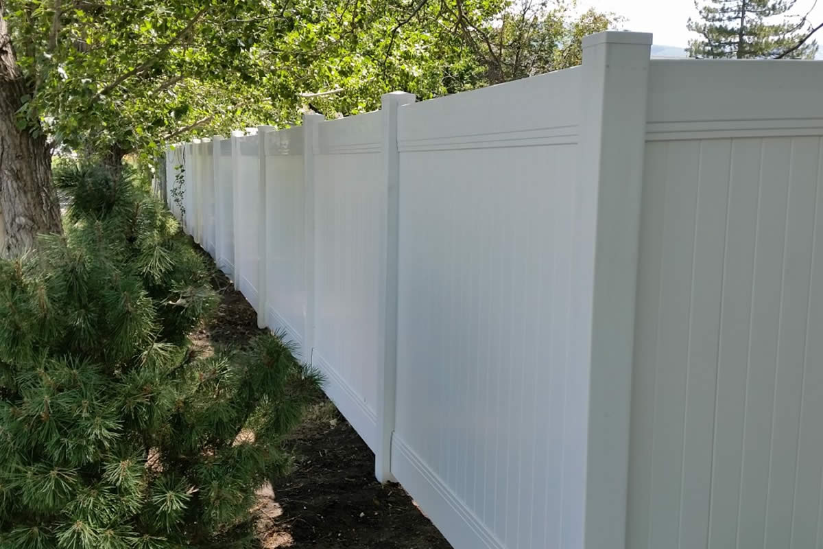 5 Myths about Vinyl Fencing Debunked