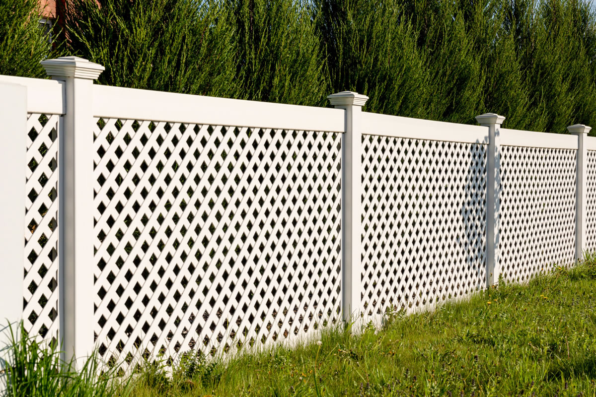 Four Benefits of Choosing Vinyl Fencing for Your Yard