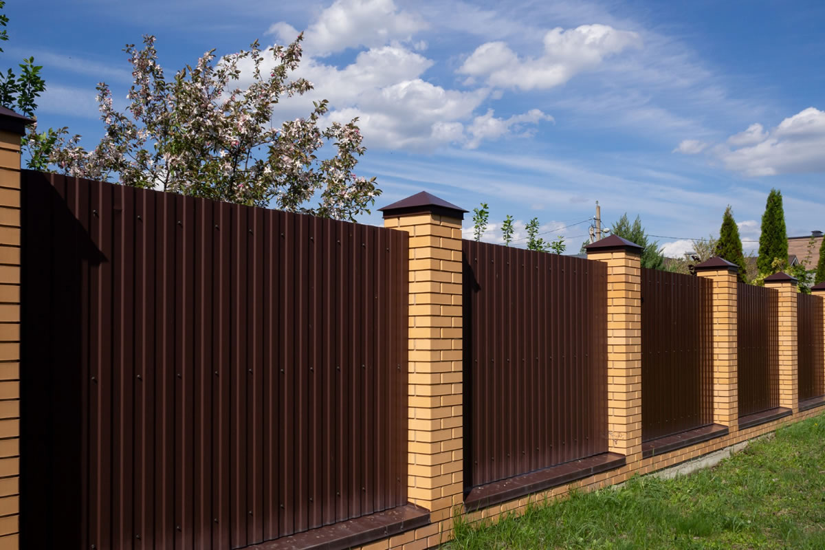 Differences Between Steel and Wrought Iron Fences for Your Business
