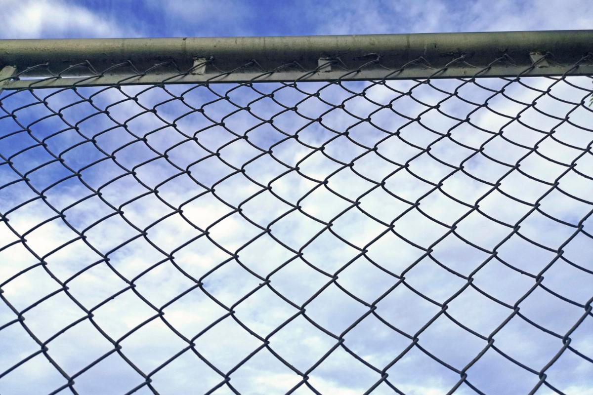 How to Choose Between Chain Link Fencing and Steel Fencing
