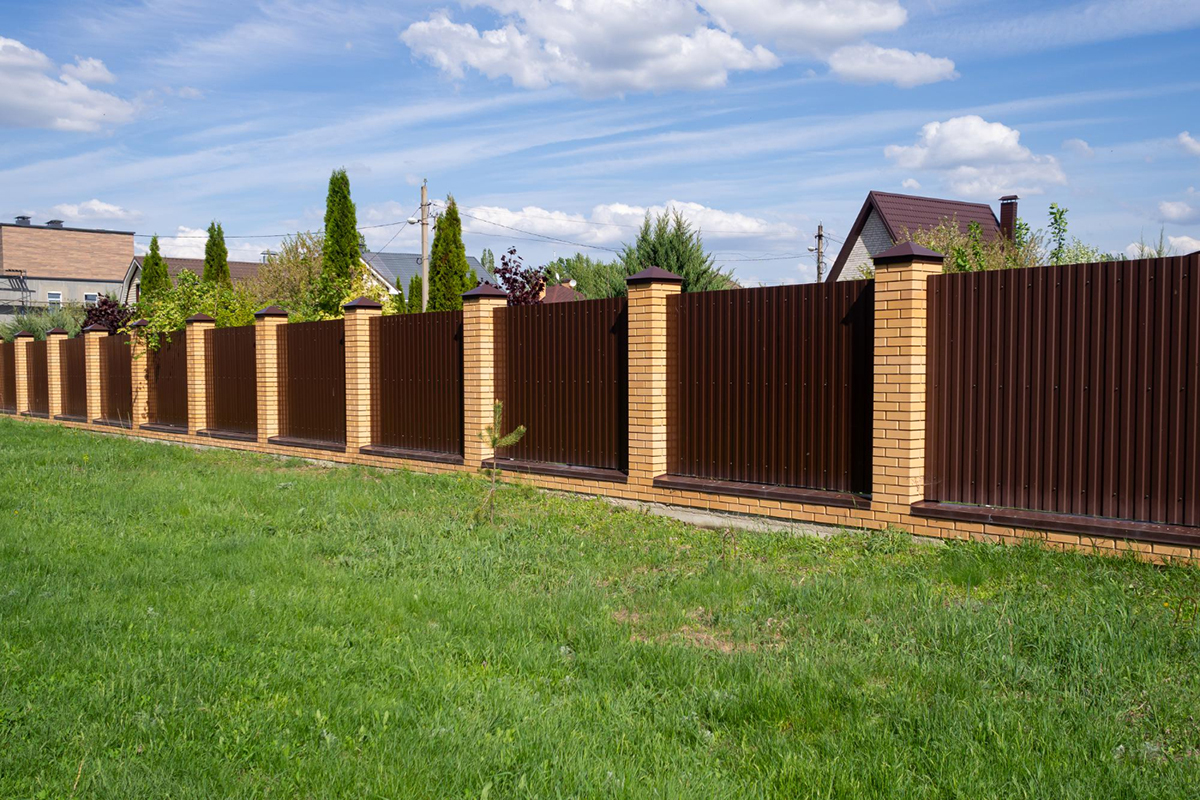 Exploring the Best Fence Type for Large Properties