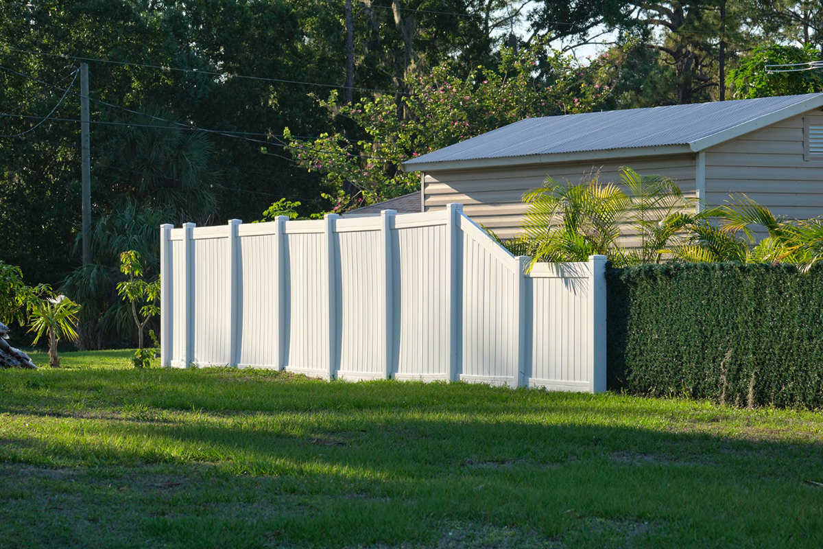 Pros and Cons of Vinyl Fencing