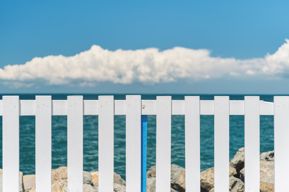 Waterfront Fence Guide: Best Materials for Daytona Beach